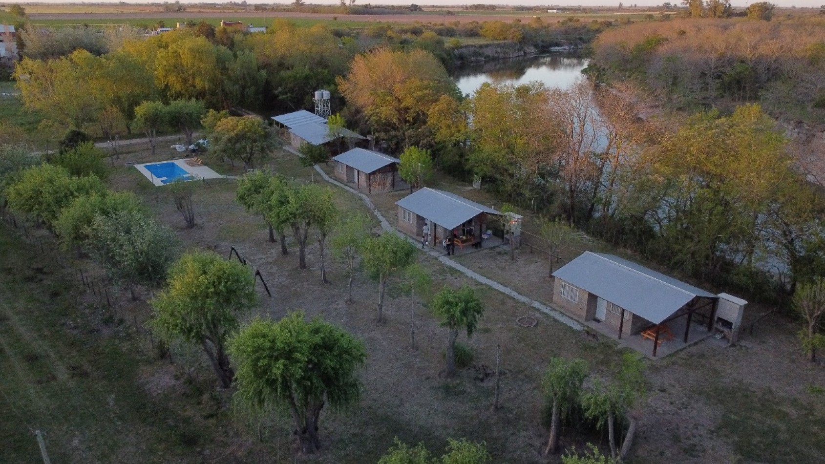 VENTA CABAÑA PARA 6 PERSONAS, PILETA Y 4 COCHERAS  EN LUCIO V LOPEZ