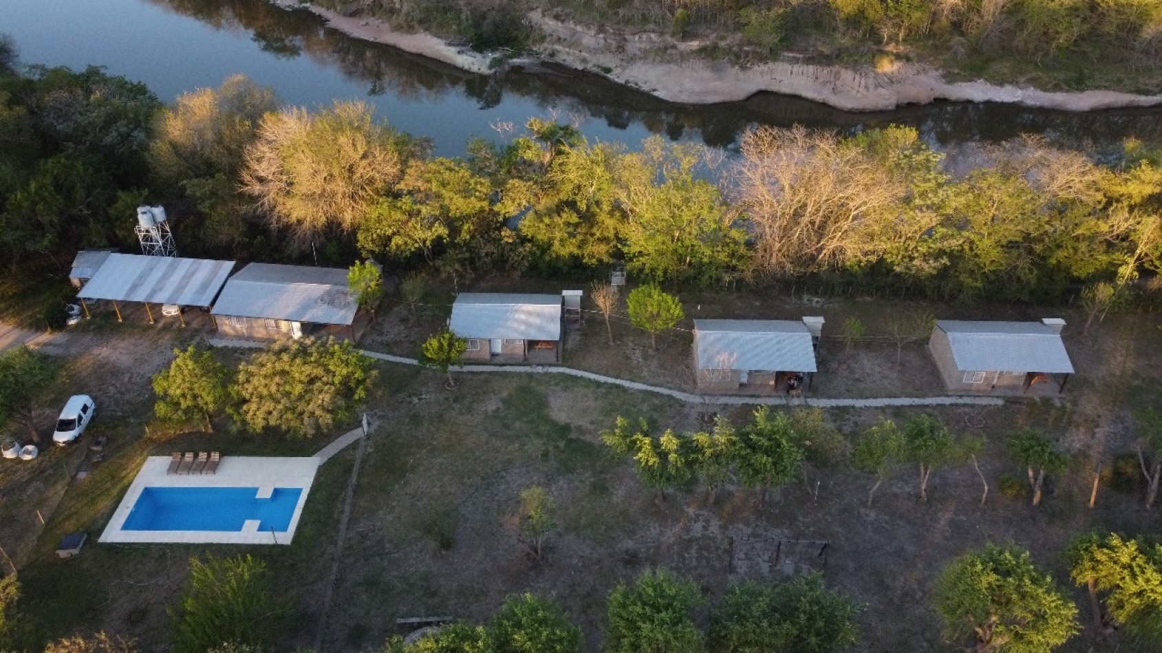 VENTA CABAÑA PARA 6 PERSONAS, PILETA Y 4 COCHERAS  EN LUCIO V LOPEZ