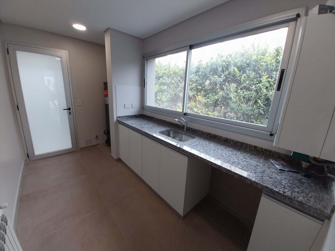 MIRAFLORES! VENTA CASA TRES DORMITORIOS A ESTRENAR