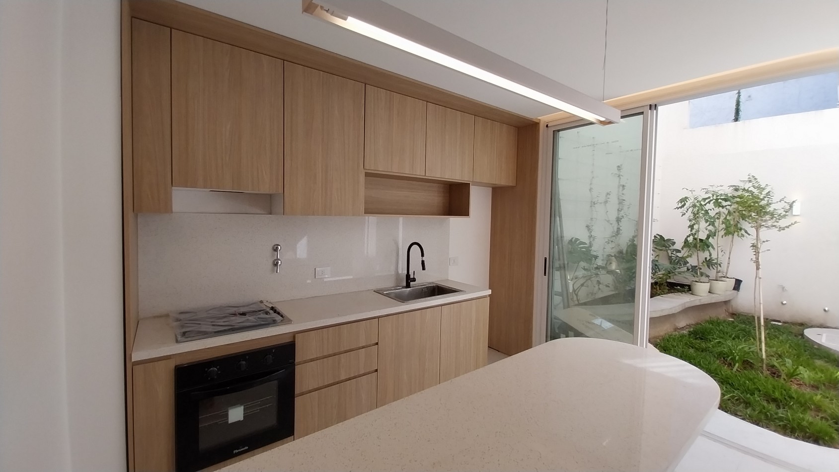 VENTA CASA TRES DORMITORIOS PASILLO BALCARCE Y 9 DE JULIO ESTRENAR