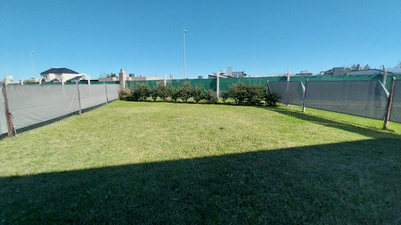 ALQUILER PERMANENTE CASA DOS DORMITORIOS CONDOMINIOS DON MATEO BARRIO PRIVADO FUNES