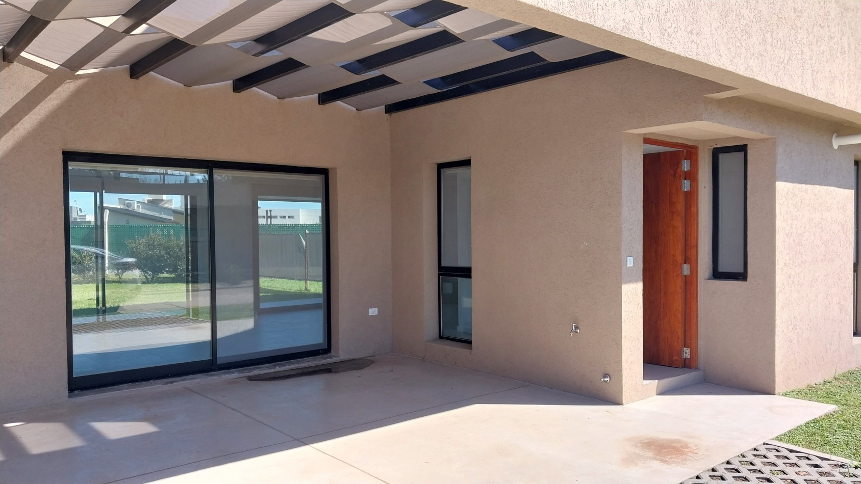 ALQUILER PERMANENTE CASA DOS DORMITORIOS CONDOMINIOS DON MATEO BARRIO PRIVADO FUNES