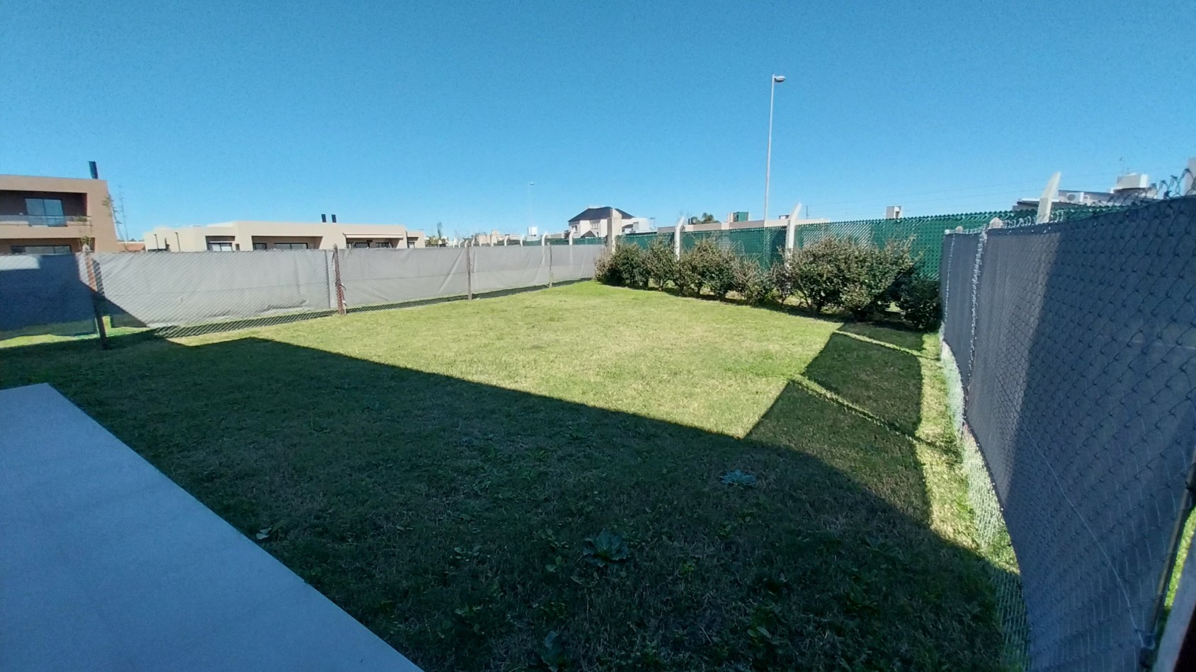 ALQUILER PERMANENTE CASA DOS DORMITORIOS CONDOMINIOS DON MATEO BARRIO PRIVADO FUNES