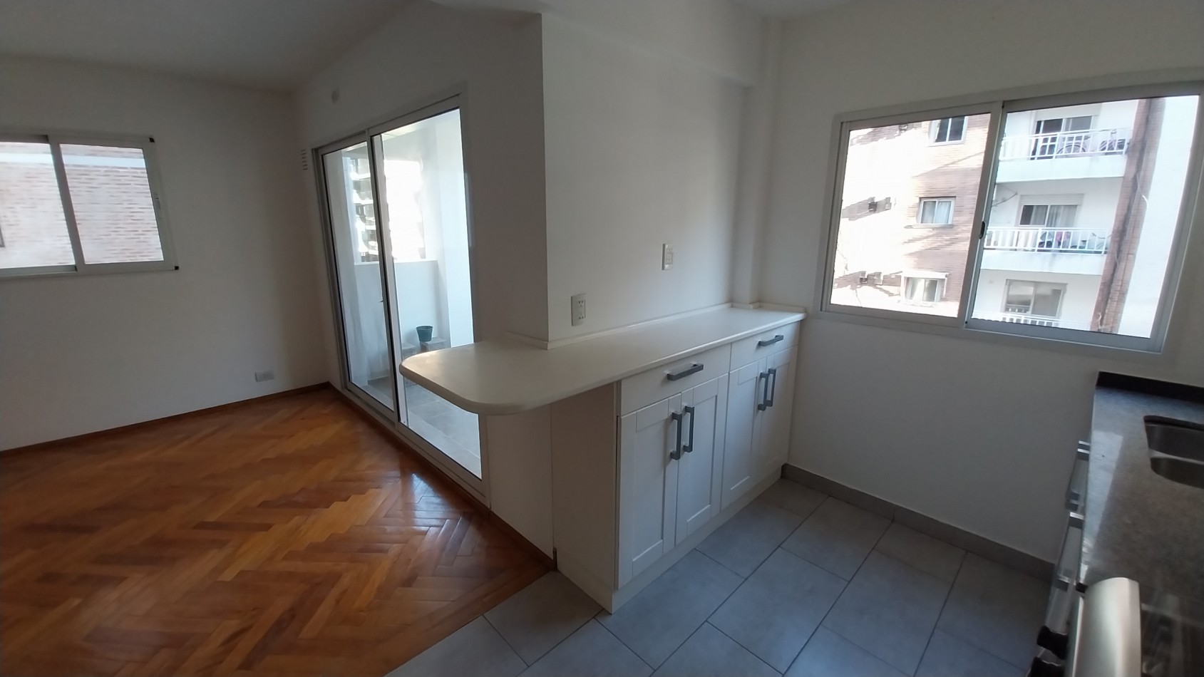 ZONA RIO! VENTA DEPARTAMENTO DOS DORMITORIOS CON COCHERA GUEMES Y MORENO