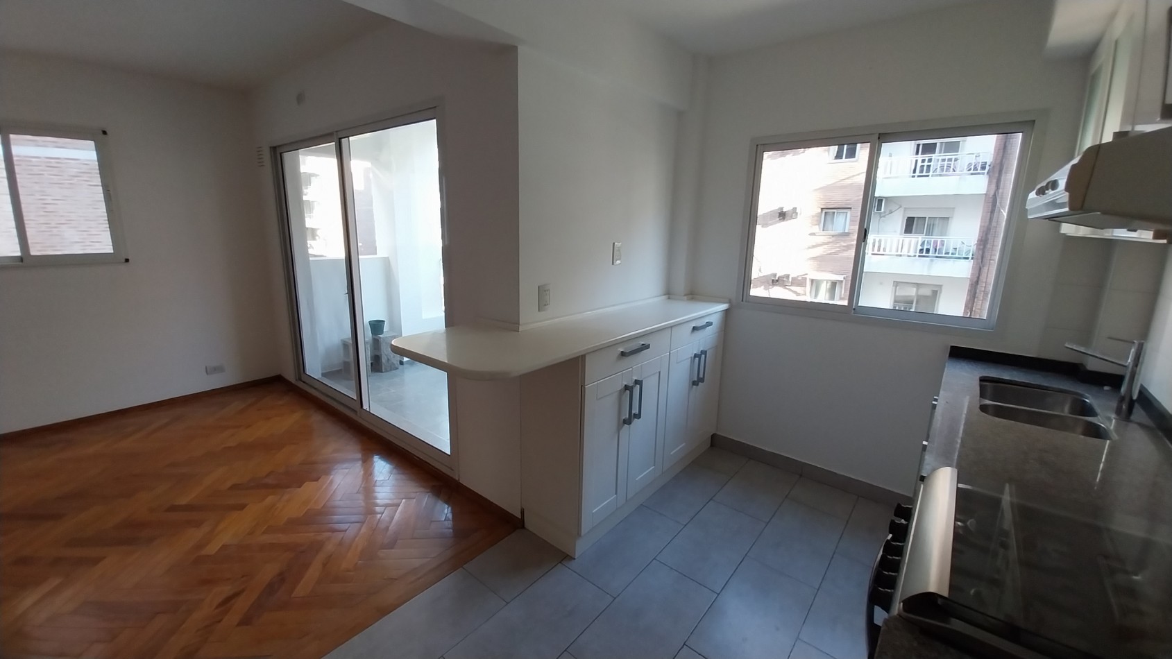 ZONA RIO! VENTA DEPARTAMENTO DOS DORMITORIOS CON COCHERA GUEMES Y MORENO