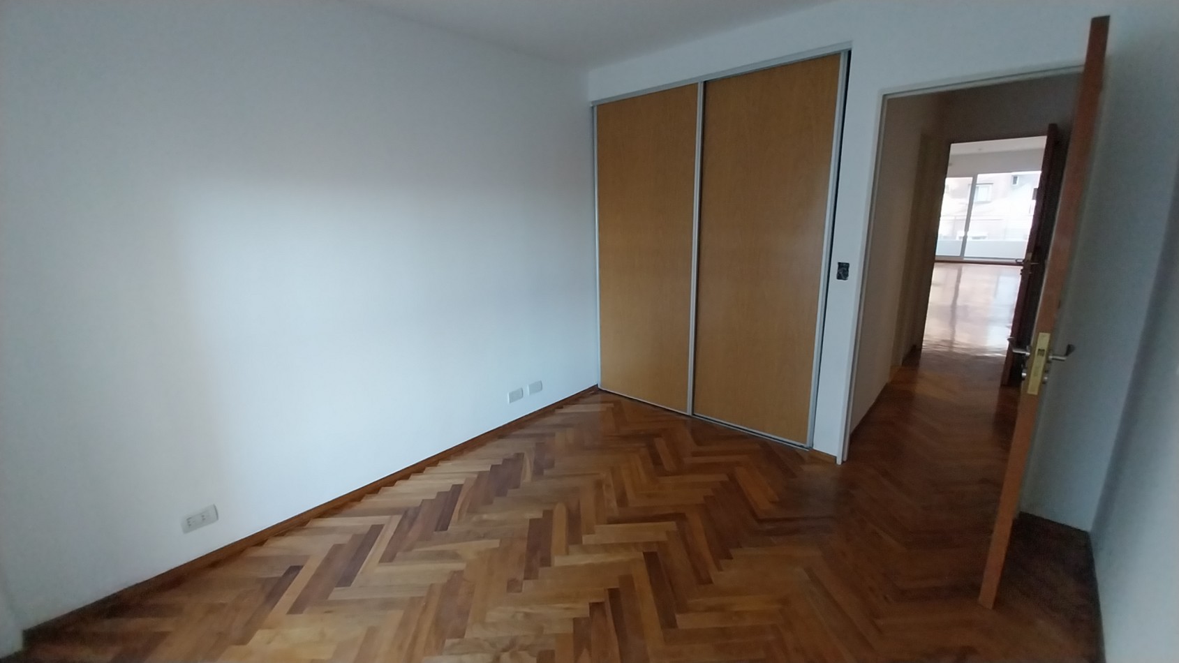 ZONA RIO! VENTA DEPARTAMENTO DOS DORMITORIOS CON COCHERA GUEMES Y MORENO