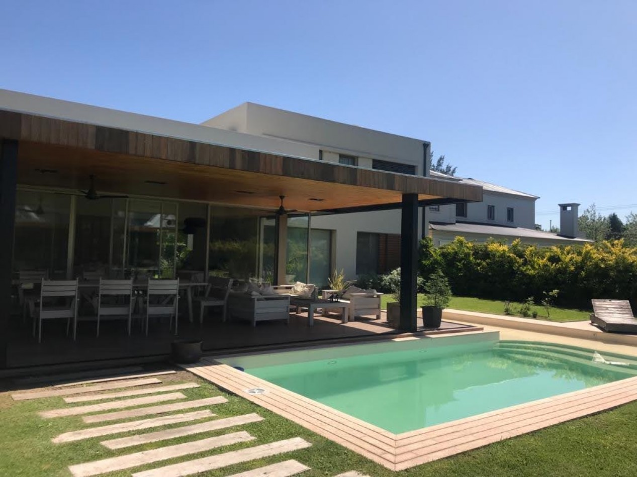 VENTA IMPORTANTE  CASA 4 DORMITORIOS EN ALDEA FISHERTON 