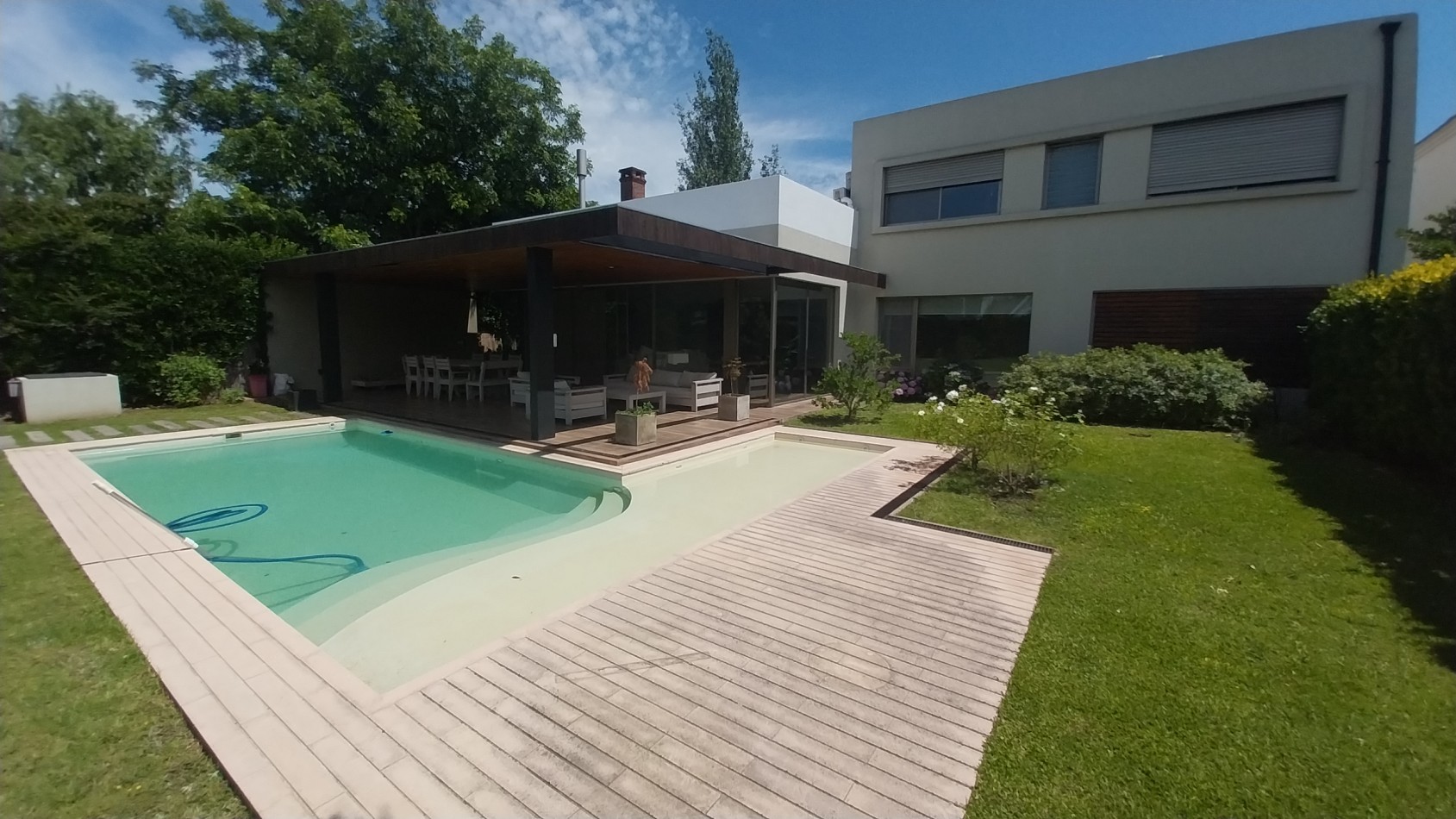 VENTA IMPORTANTE  CASA 4 DORMITORIOS EN ALDEA FISHERTON 