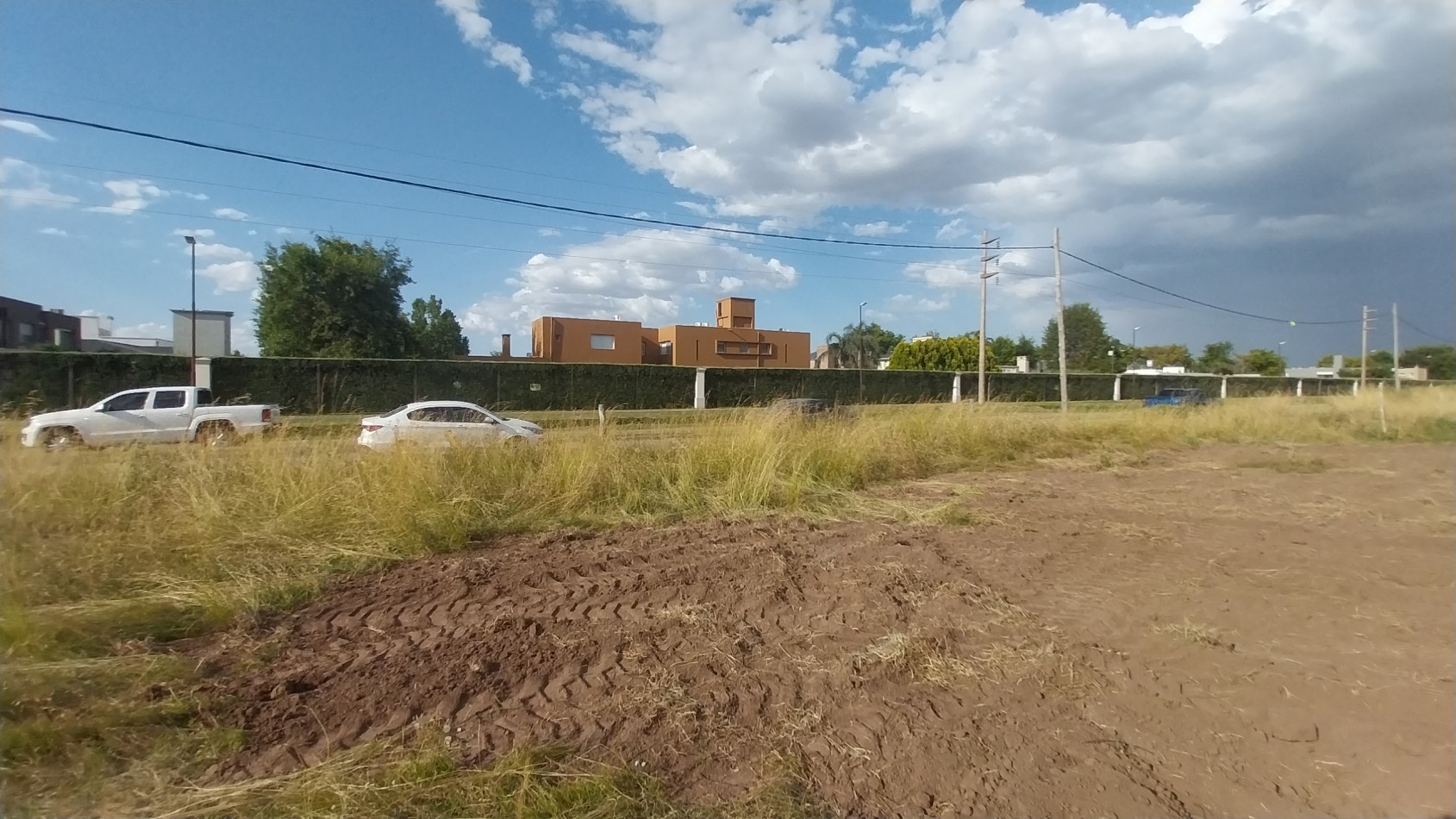 FUNES VENTA TERRENO USO COMERCIAL  Y DESARROLLO  ESQUINERO AVENIDA FUERZA AEREA Y LOS GIRASOLES 