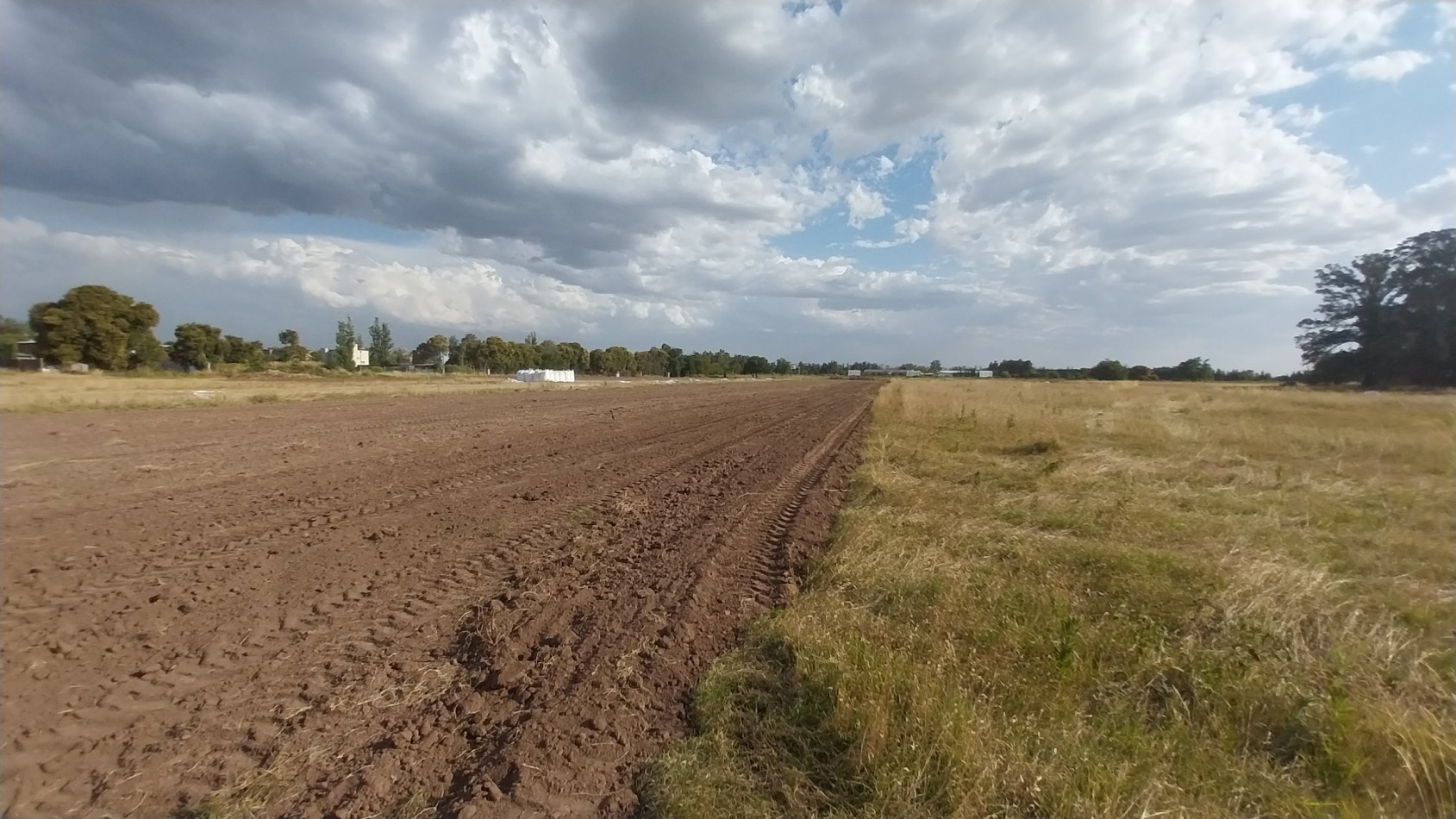 FUNES VENTA TERRENO USO COMERCIAL Y DESARROLLO  AVENIDA FUERZA AEREA Y LOS GIRASOLES