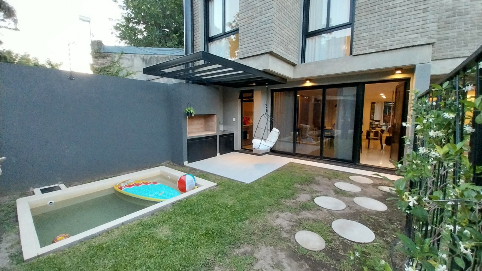 FISHERTON ESTRENAR VENTA CASA CUATRO DORMITORIOS CON PILETA Y PARRILLERO AMENITIES