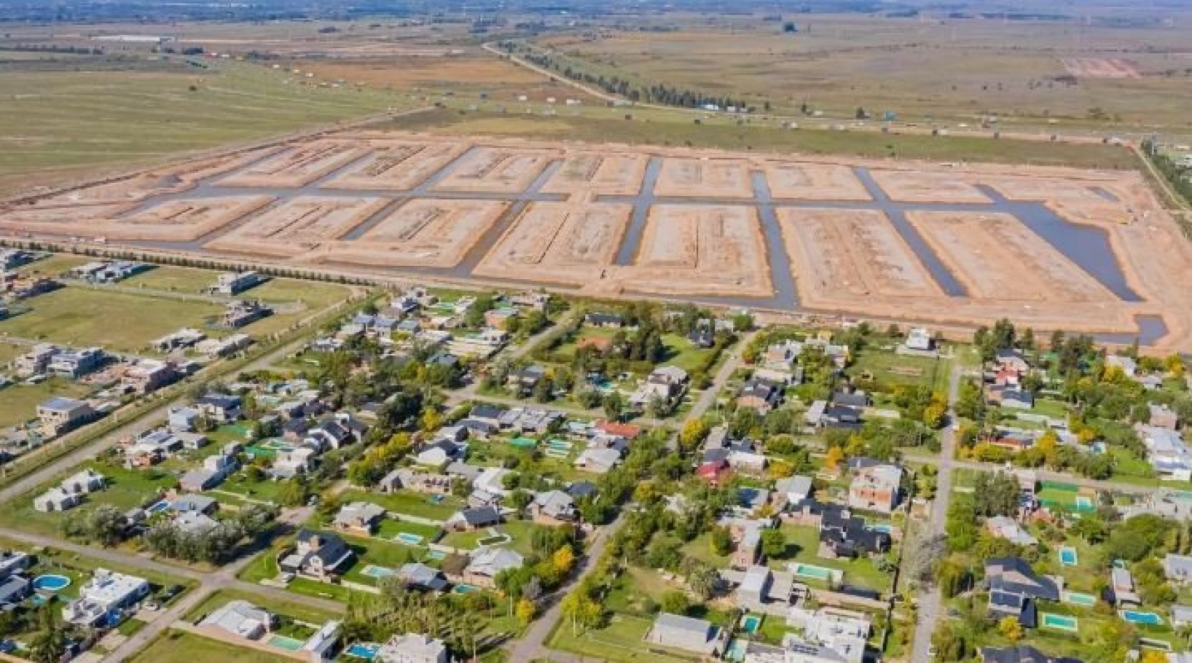 FUNES VENTA  TERRENO AGUADAS LAKE !