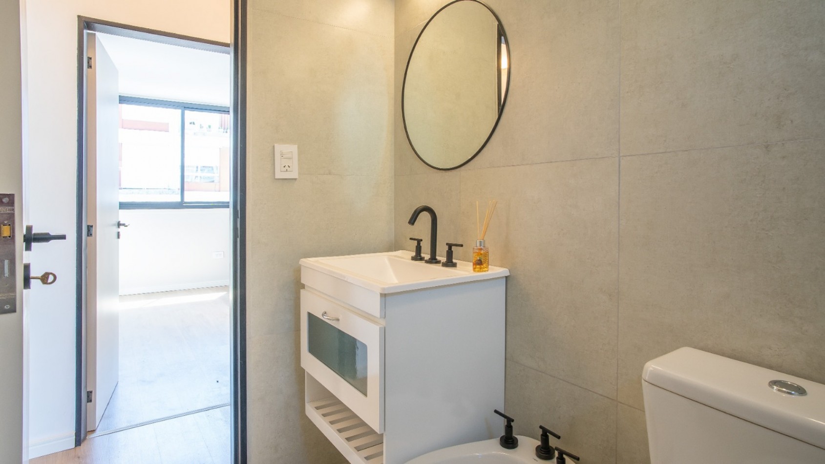 ZONA CENTRO RIO  VENTA DEPARTAMENTO TRES DORMITORIOS FRENTE  EN ITALIA AL 600