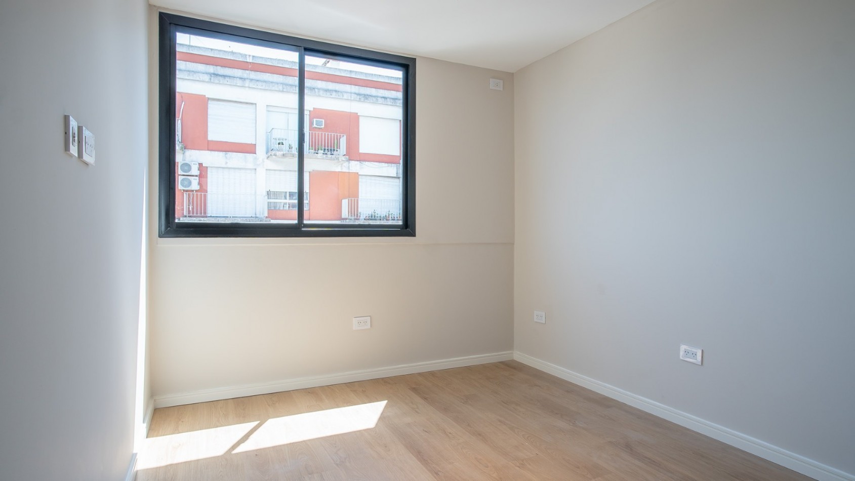 ZONA CENTRO RIO  VENTA DEPARTAMENTO TRES DORMITORIOS FRENTE  EN ITALIA AL 600