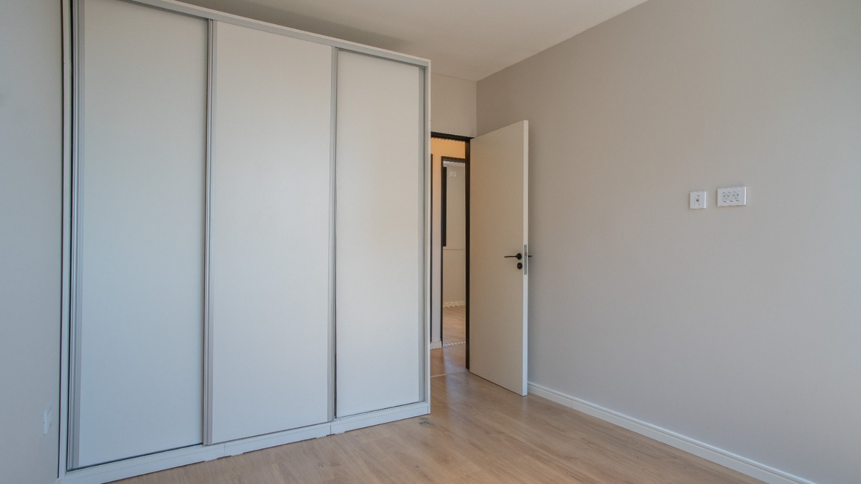 ZONA CENTRO RIO  VENTA DEPARTAMENTO TRES DORMITORIOS FRENTE  EN ITALIA AL 600