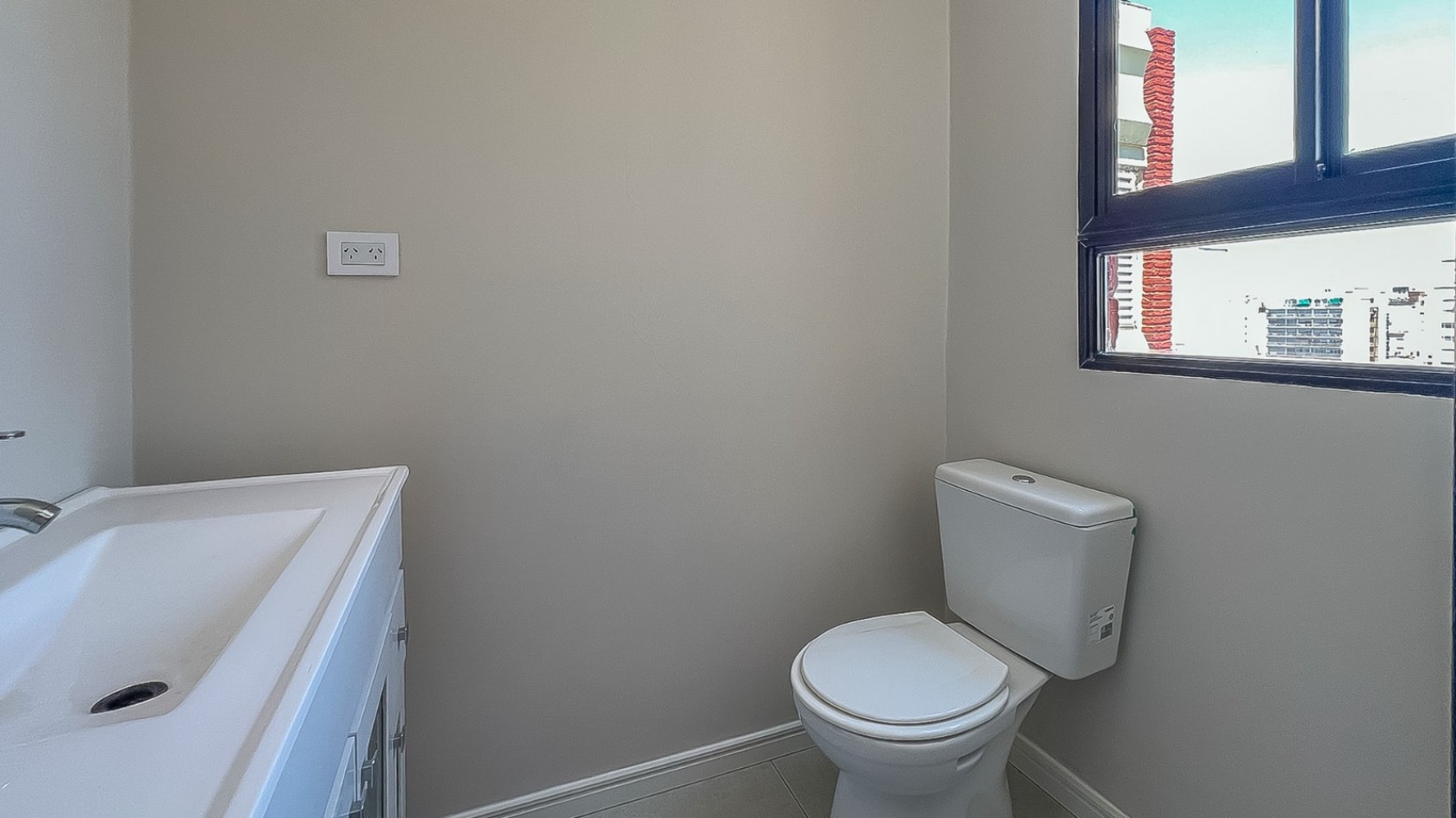 ZONA CENTRO RIO  VENTA DEPARTAMENTO TRES DORMITORIOS FRENTE  EN ITALIA AL 600