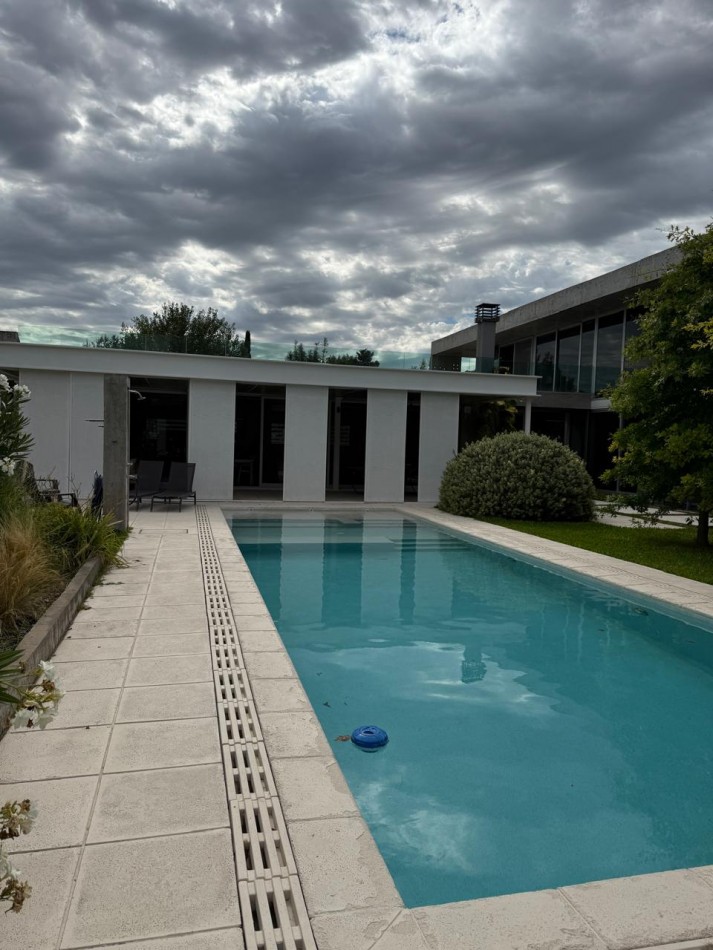 KENTUCKY CLUB DE CAMPO VENTA CASA CUATRO DORMITORIOS