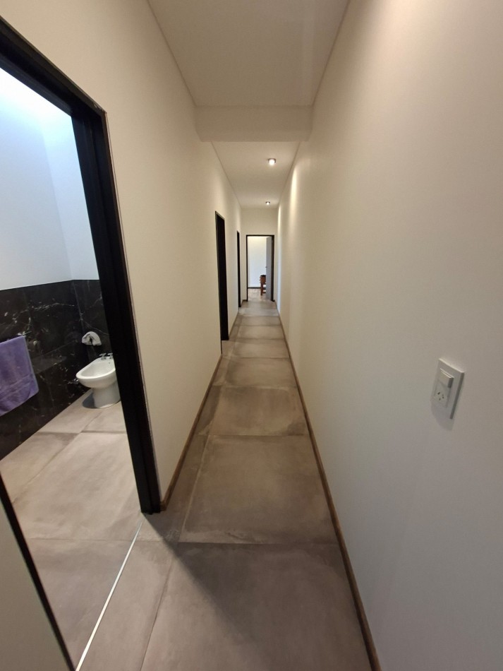 ALQUILER PERMANENTE CASA DOS DORMITORIOS Y PILETA EN BARRIO LA CARDERA FUNES