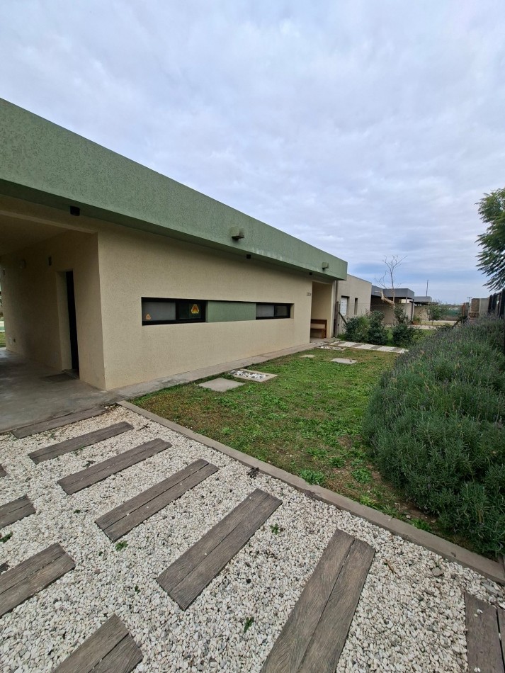 ALQUILER PERMANENTE CASA DOS DORMITORIOS Y PILETA EN BARRIO LA CARDERA FUNES