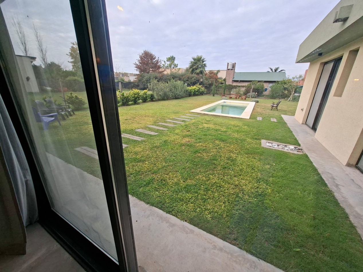 ALQUILER PERMANENTE CASA DOS DORMITORIOS Y PILETA EN BARRIO LA CARDERA FUNES