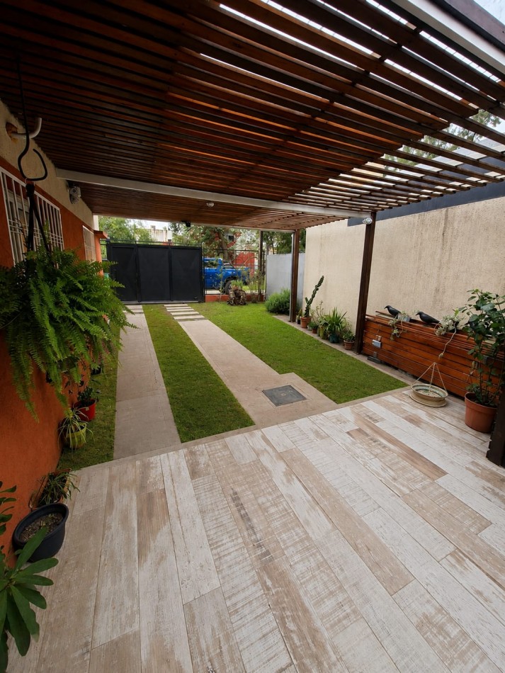 FISHERTON TIERRA NUEVA VENTA CASA DOS DORMITORIOS CON COCHERA IMPECABLE!!!I