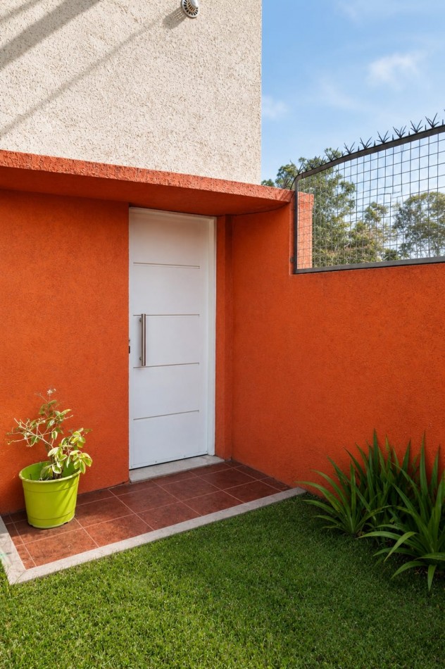 FISHERTON TIERRA NUEVA VENTA CASA DOS DORMITORIOS CON COCHERA IMPECABLE!!!I