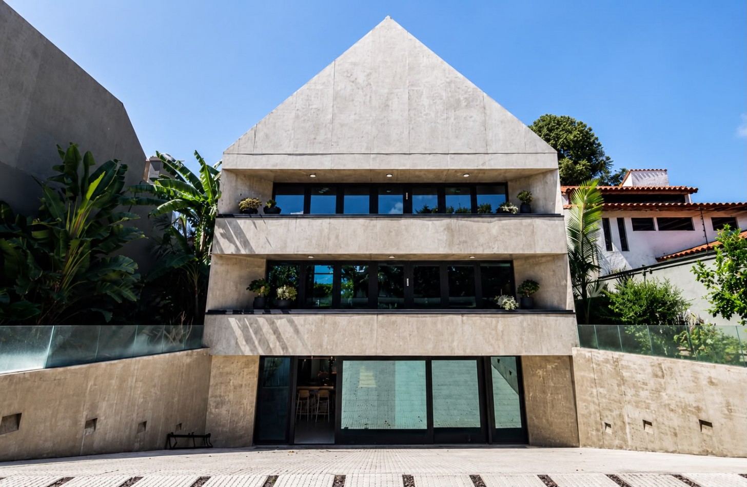 LOMAS DE ZAMORA VENTA CASA 4 DORMITORIOS LUJO Y ARQUITECTURA DE VANGUARDIA