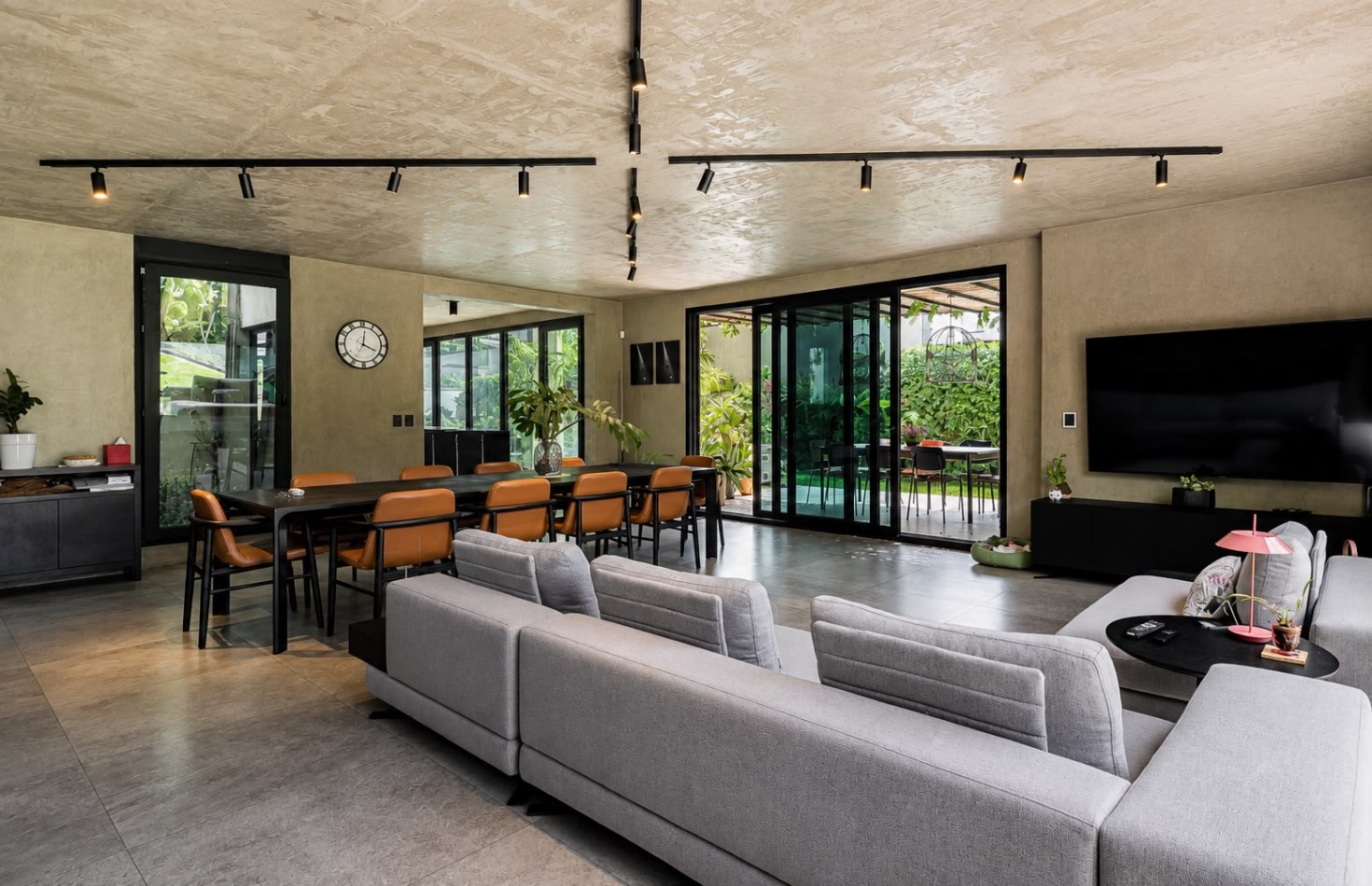 LOMAS DE ZAMORA VENTA CASA 4 DORMITORIOS LUJO Y ARQUITECTURA DE VANGUARDIA