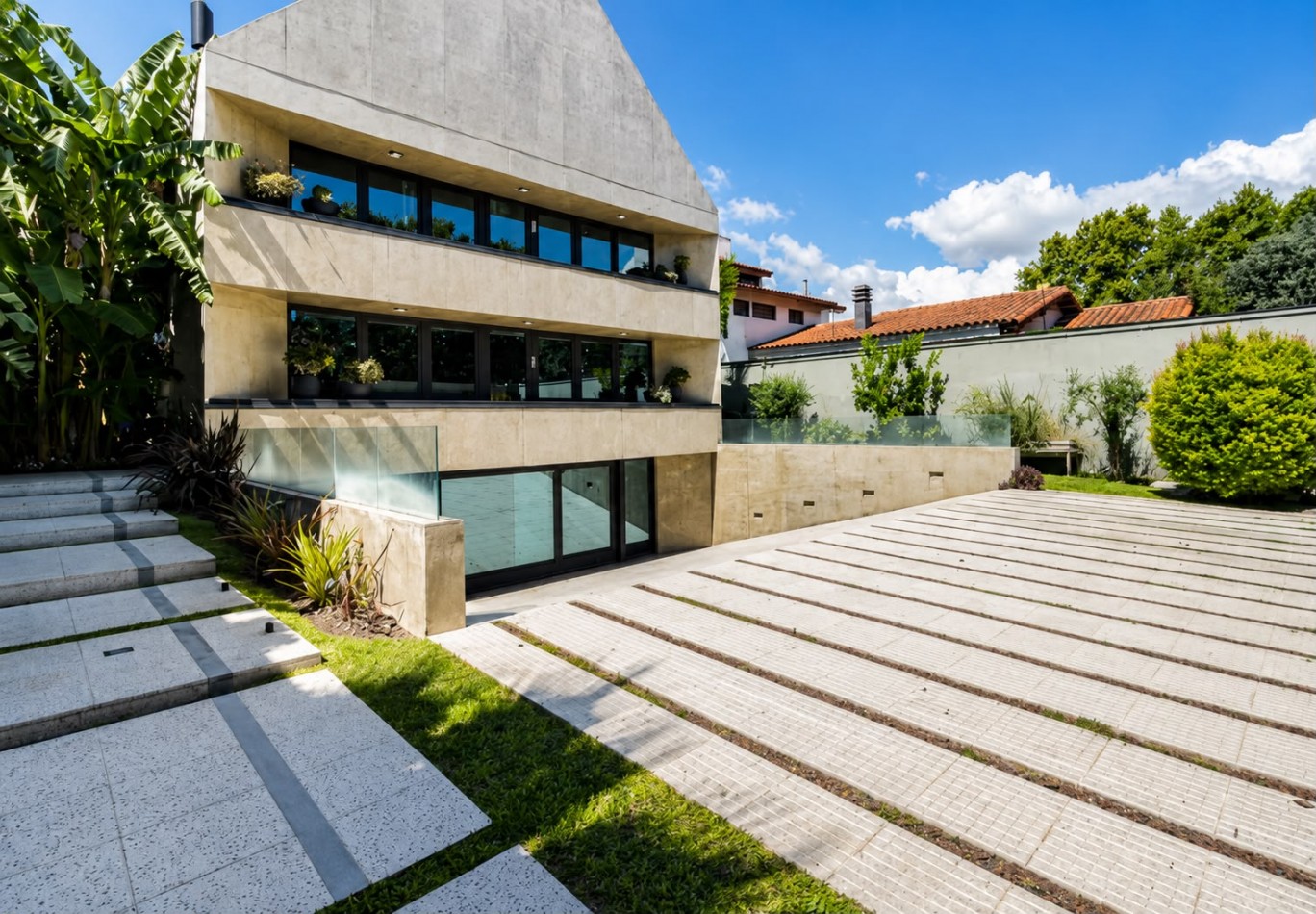 LOMAS DE ZAMORA VENTA CASA 4 DORMITORIOS LUJO Y ARQUITECTURA DE VANGUARDIA