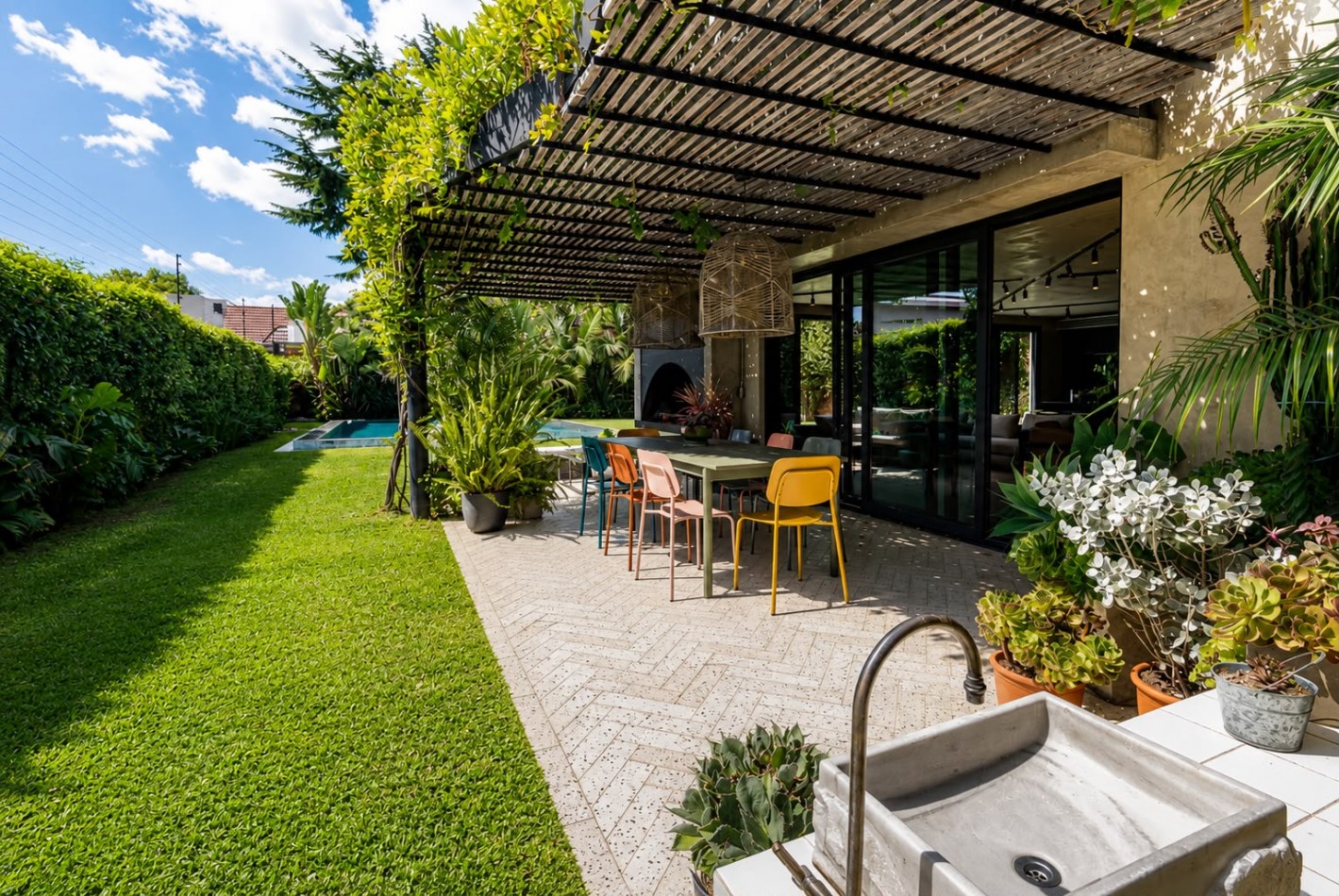 LOMAS DE ZAMORA VENTA CASA 4 DORMITORIOS LUJO Y ARQUITECTURA DE VANGUARDIA