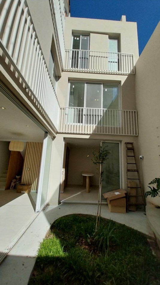 VENTA CASA TRES DORMITORIOS PASILLO BALCARCE Y 9 DE JULIO ESTRENAR