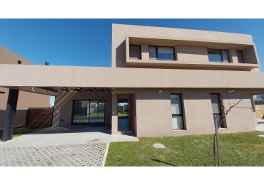 ALQUILER PERMANENTE CASA DOS DORMITORIOS CONDOMINIOS DON MATEO BARRIO PRIVADO FUNES
